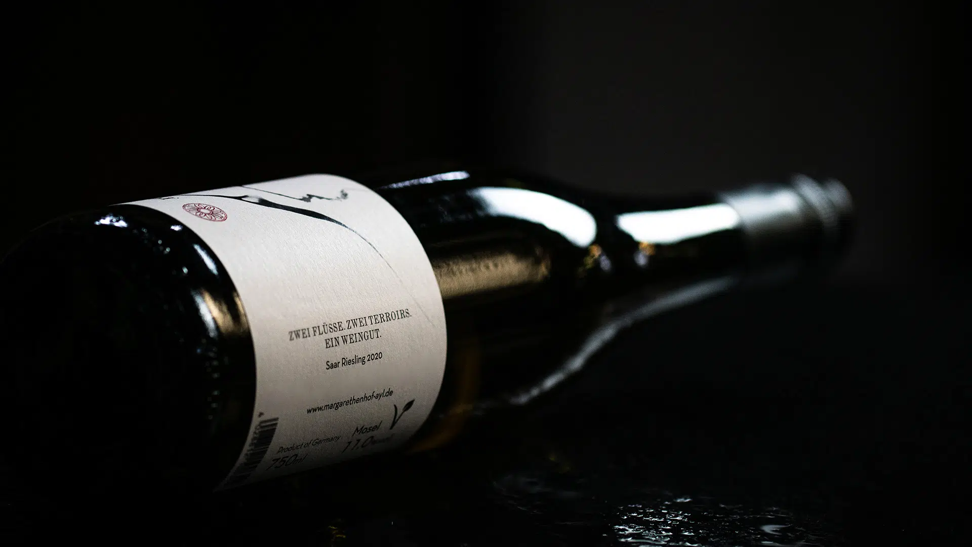 Weinflasche des Margarethenhofs mit dem Leitsatz „Zwei Flüsse. Zwei Terroirs. Ein Weingut."