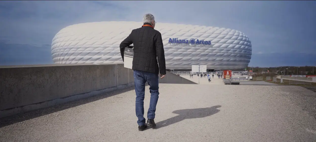 Jürgen Weber vor der Allianz Arena in München
