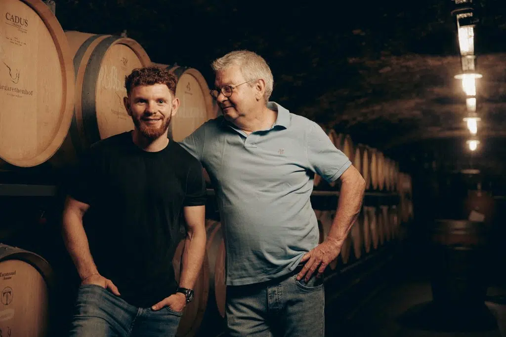 Nicolas Weber mit seinem Vater Jürgen Weber im Fasskeller des Weinguts Margarethenhof