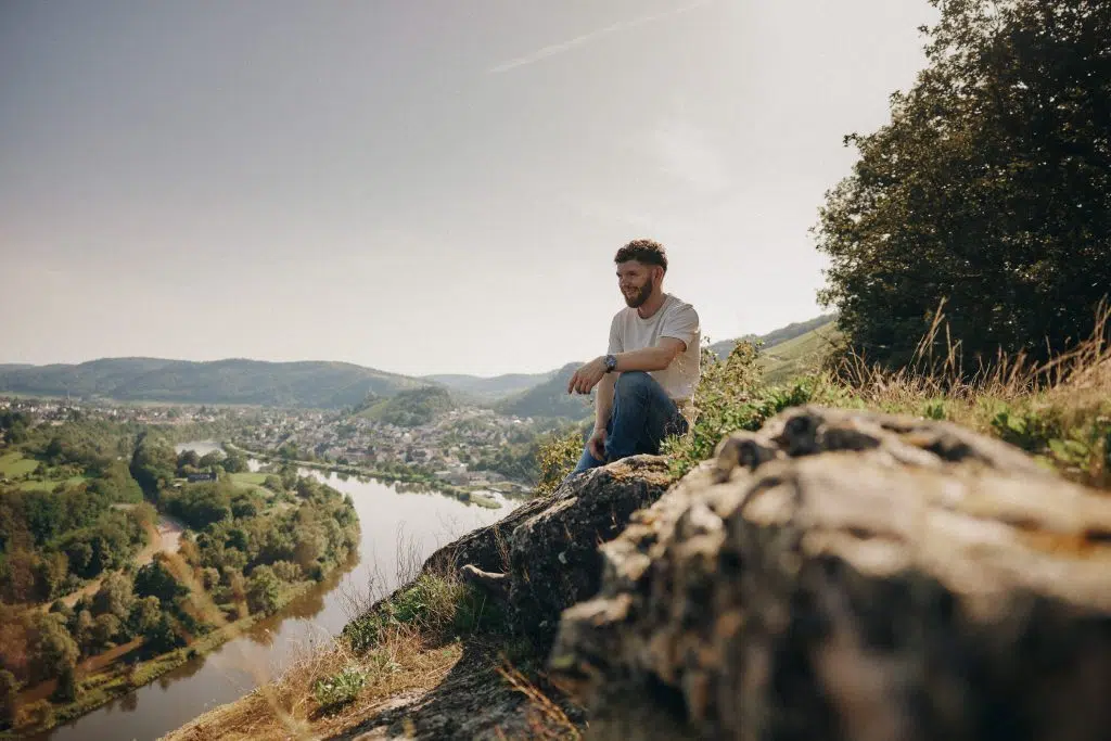 Nicolas Weber über der Saarschleife mit Blick auf Fluss, Ort und die Weinberge der Saar